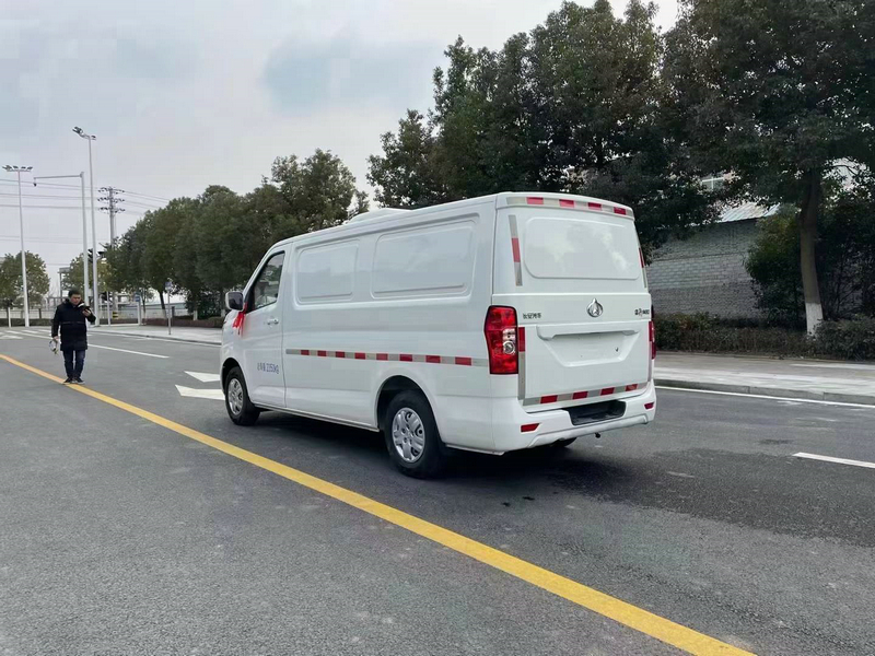 长安睿行M80面包冷藏车